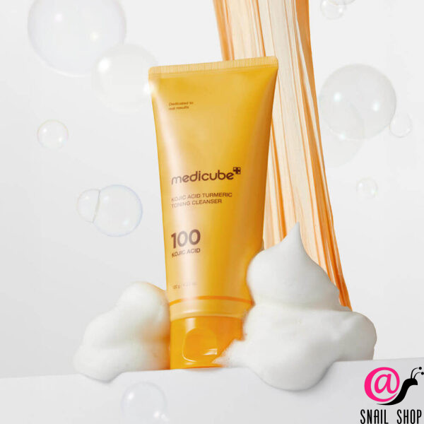 MEDICUBE Пенка для умывания с кислотами Kojic Acid Turmeric Toning Cleanser